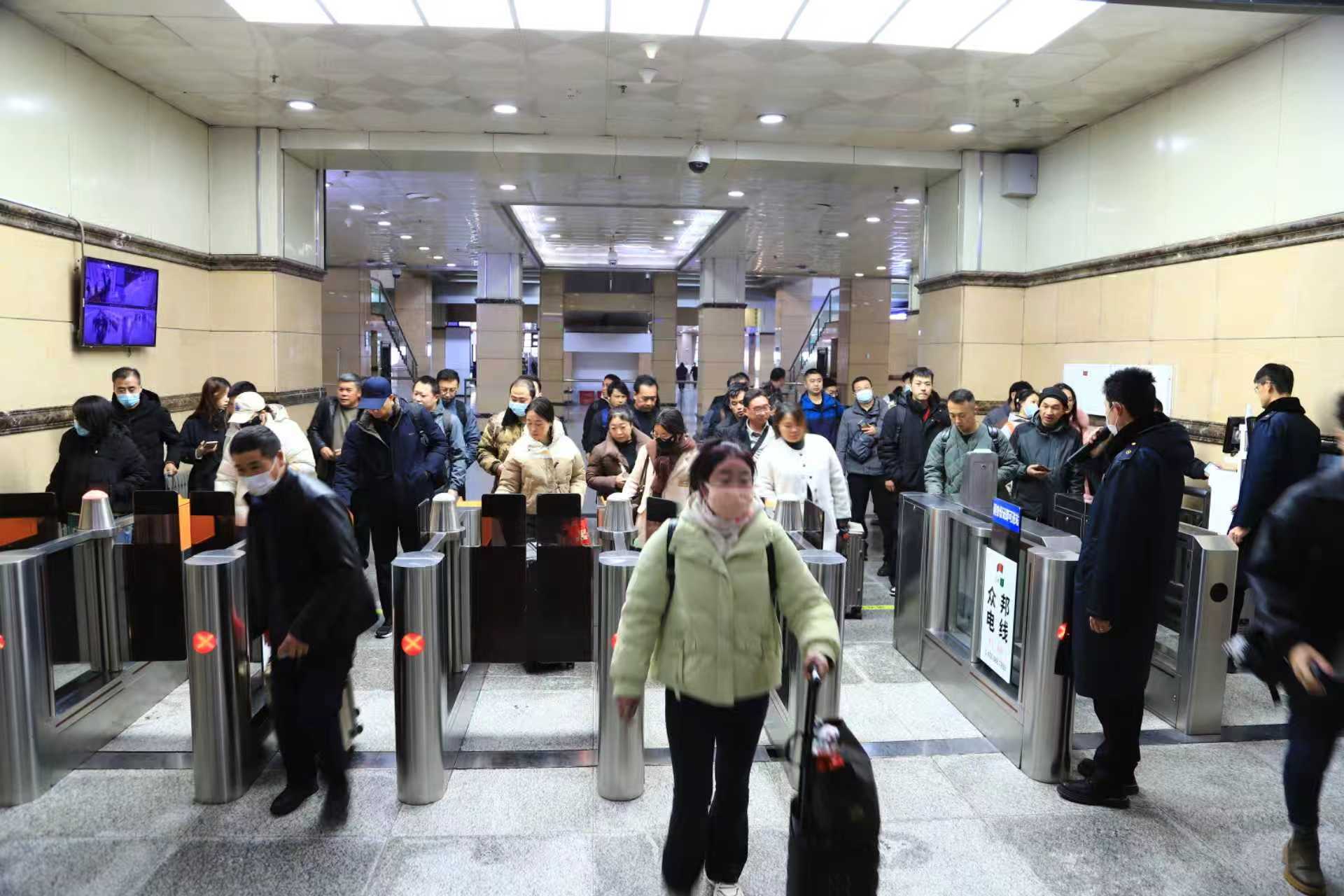 兰州车站内旅客正在前往候车大厅