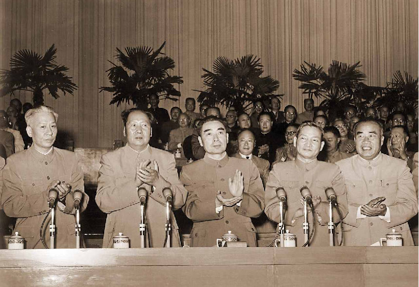 毛泽东向周恩来、陈云发出警告：你们和右派相距不远，就差50米了