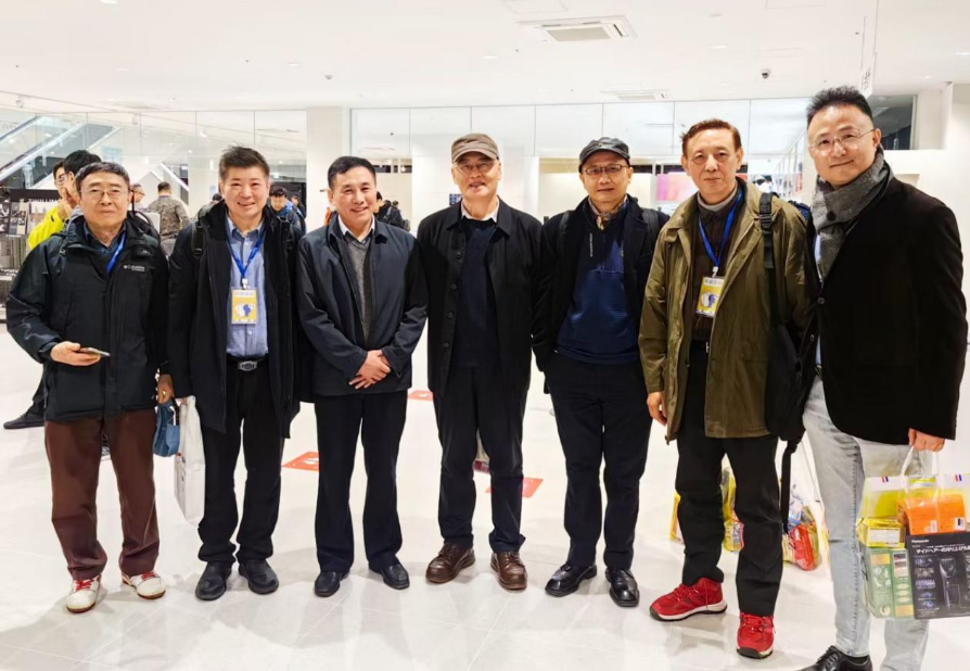 （2023年底“新三届”全国代表在地中海号邮轮进入日本后的合影。左二和右一分别是《梦起燕园》的主编谢思敏和张忠先生，居中者为本文作者一清。）