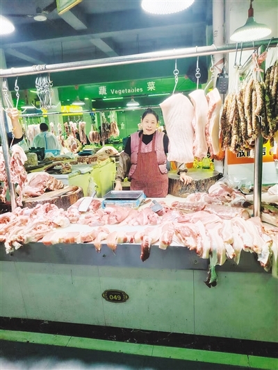 肉类摊位上的腊肠