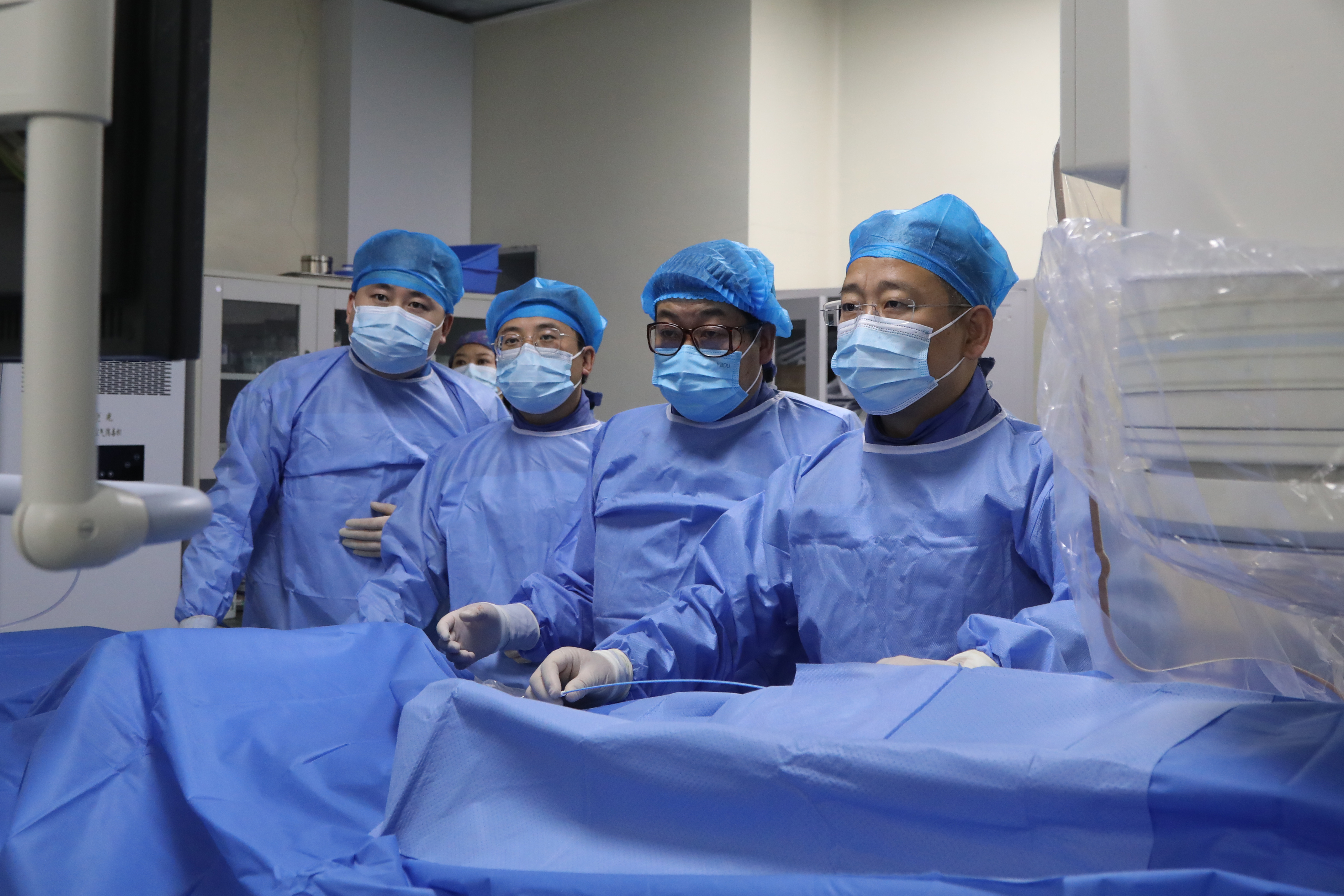 图为兰大医院专家给患者实施手术(崆峒区融媒体中心供图).jpg