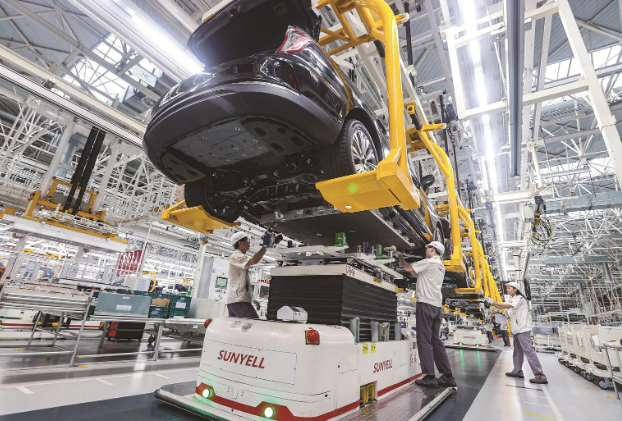 2025年，中国一汽聚焦工厂建设、研发设计、生产管理、生产作业等智能制造典型场景，持续运用数智化工具推动技术迭代，不断提升智能制造水平。