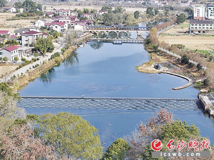 冬日，浏阳市小河乡的网红景点鱼鳞坝波光粼粼，尽显静谧雅致之美。均为长沙晚报全媒体记者 王志伟 摄