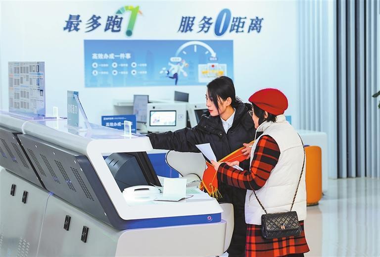 兰州市城关区政务服务中心工作人员办理业务　新甘肃&middot;甘肃日报记者　冯乐凯