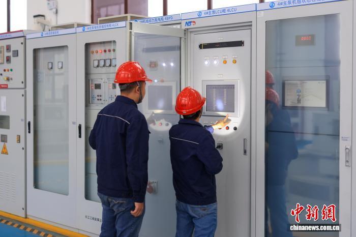 12月23日,三峡集团的技术人员对八赛枢纽的设备进行巡检。中新社记者 贾天勇 摄