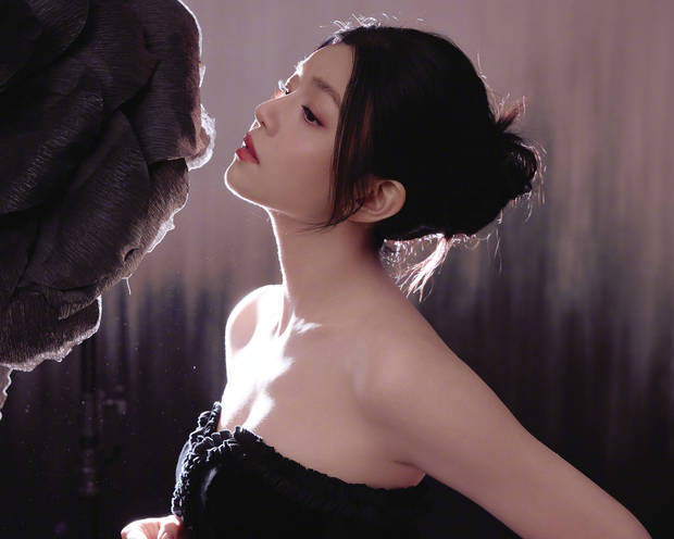 陈妍希侧颜亮相，发丝盘起衬出纤美肩颈。