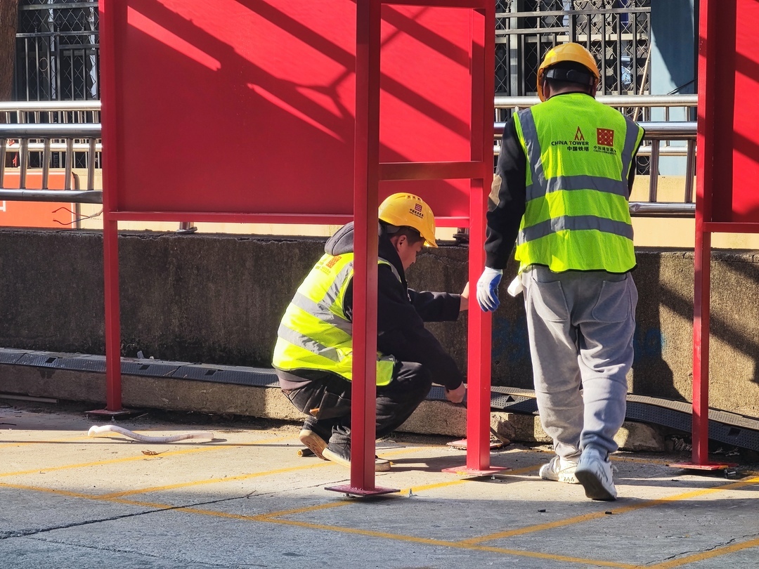 工人正在进行车棚拆除作业。