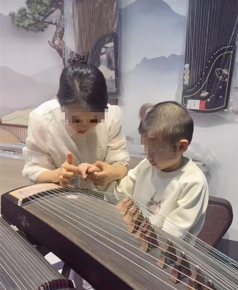 小朋友参加古筝兴趣班