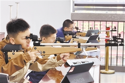 东新馆内“射击手”们全神贯注