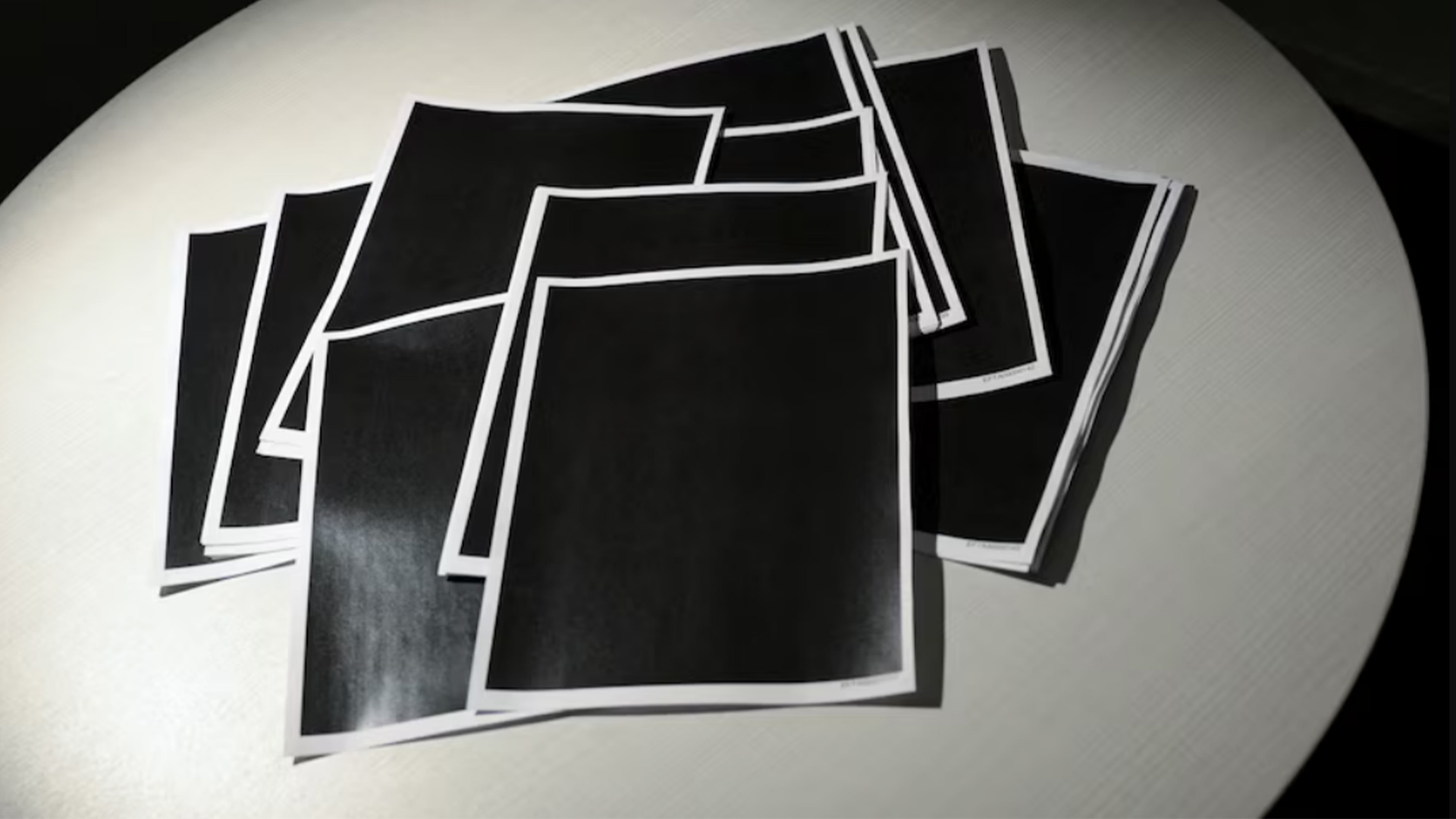 美司法部再公开两批爱泼斯坦案文件，超550页被涂黑，一份包含特朗普照片的文件被下架