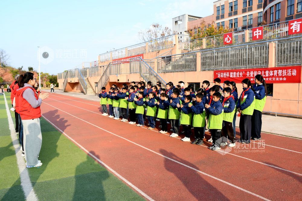 2025年12月23日下午，江西省抚州市南丰县教体文化交流协会组织志愿者开展的“运动相伴 健康成长”关爱留守儿童体育帮扶项目活动走进市山镇中心小学。