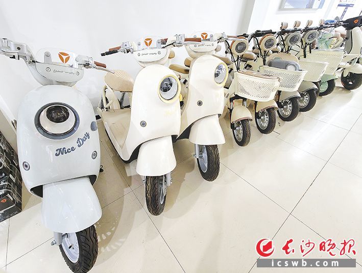 长沙某品牌门店，新国标车型被摆放在醒目位置。长沙晚报全媒体记者 张洋子 摄