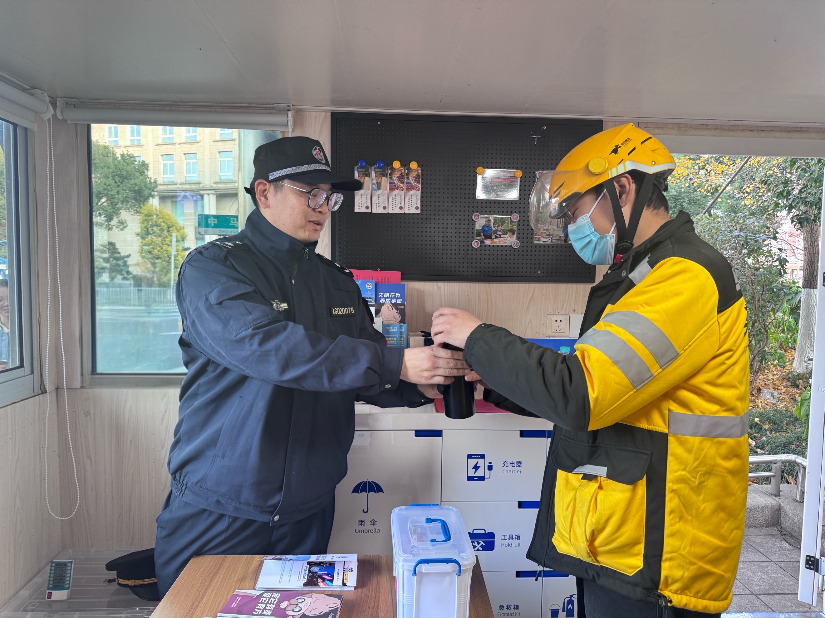 “岗亭+服务”暖冬践初心 江北“小综”驿站传递冬日温暖