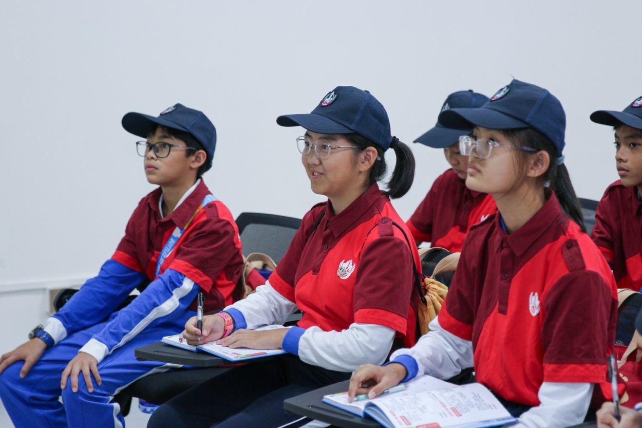 少警在课堂上积极做笔记