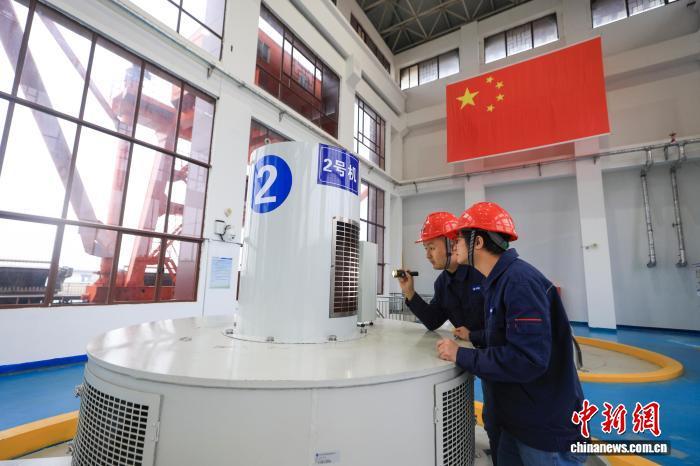 12月23日,三峡集团的技术人员对八赛枢纽的设备进行巡检。中新社记者 贾天勇 摄