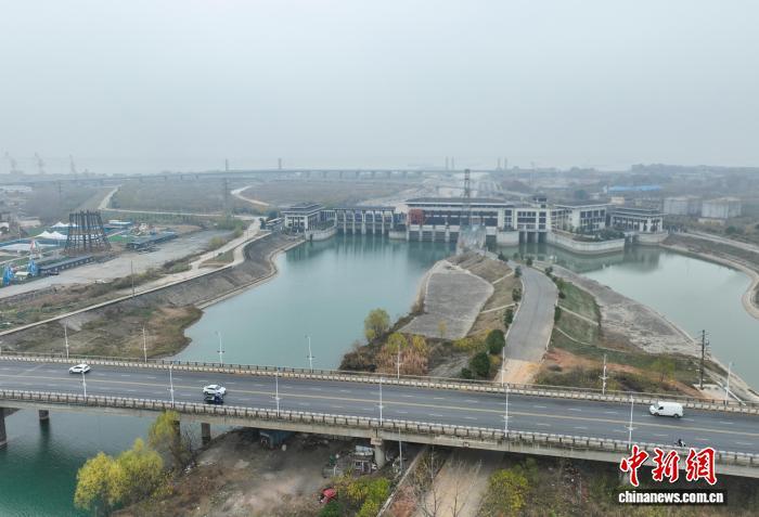 12月23日,远眺江西九江的八赛枢纽工程。(无人机照片)中新社记者 贾天勇 摄