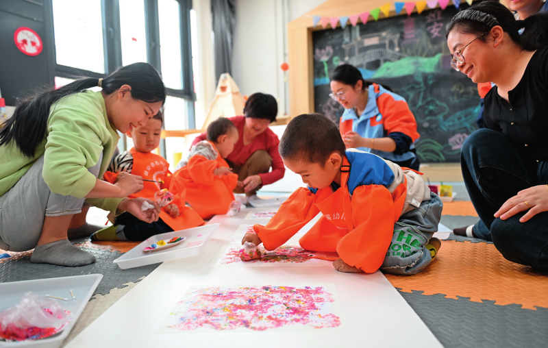 家长带着孩子在雄安新区容西片区贤溪社区党群服务中心亲子活 动室玩耍(2025 年 3 月 25 日摄) 牟宇摄 / 本刊