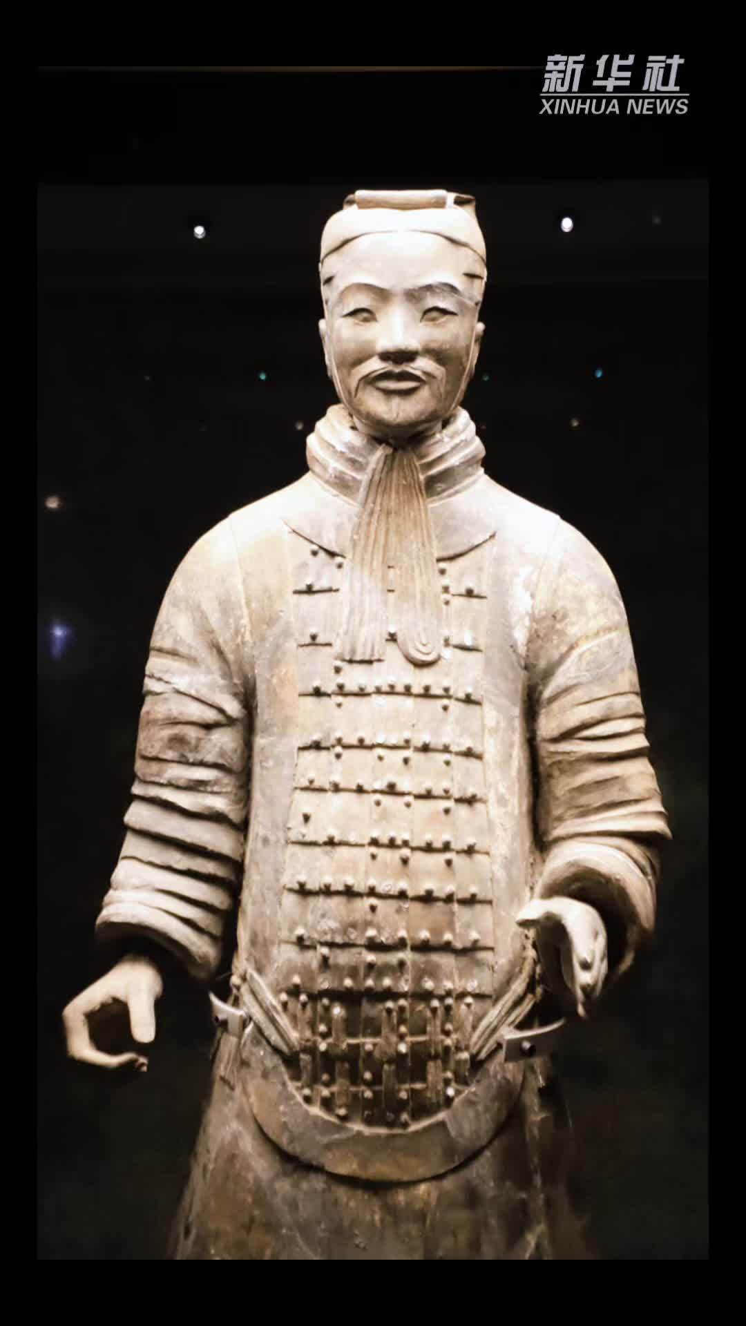 哈尔滨冰雪大世界再现兵马俑造型冰雕