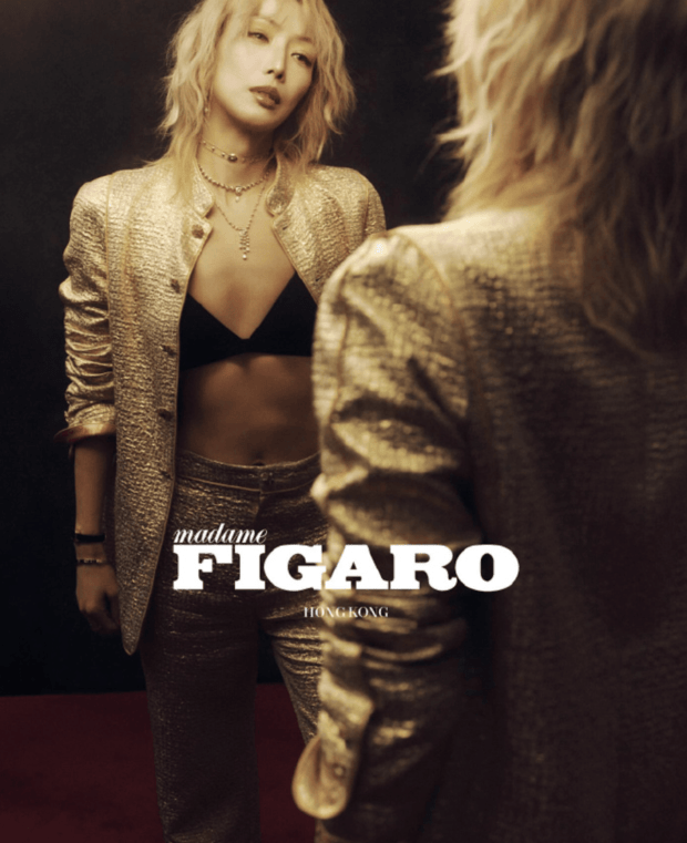 搜狐娱乐讯 近日，郑秀文身着早春度假系列新装佩戴腕表，登上时尚杂志新刊封面，实在是太时髦了～