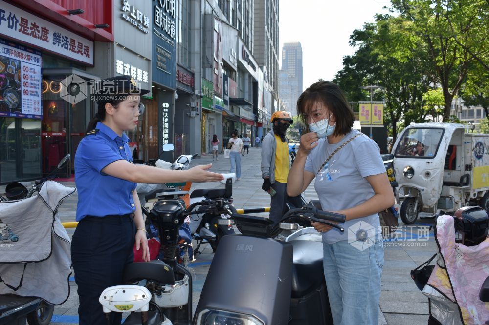 市民摆放电动自行车（黄一轩摄）