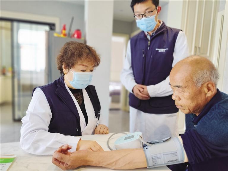 李大爷接受家庭医生团队上门服务