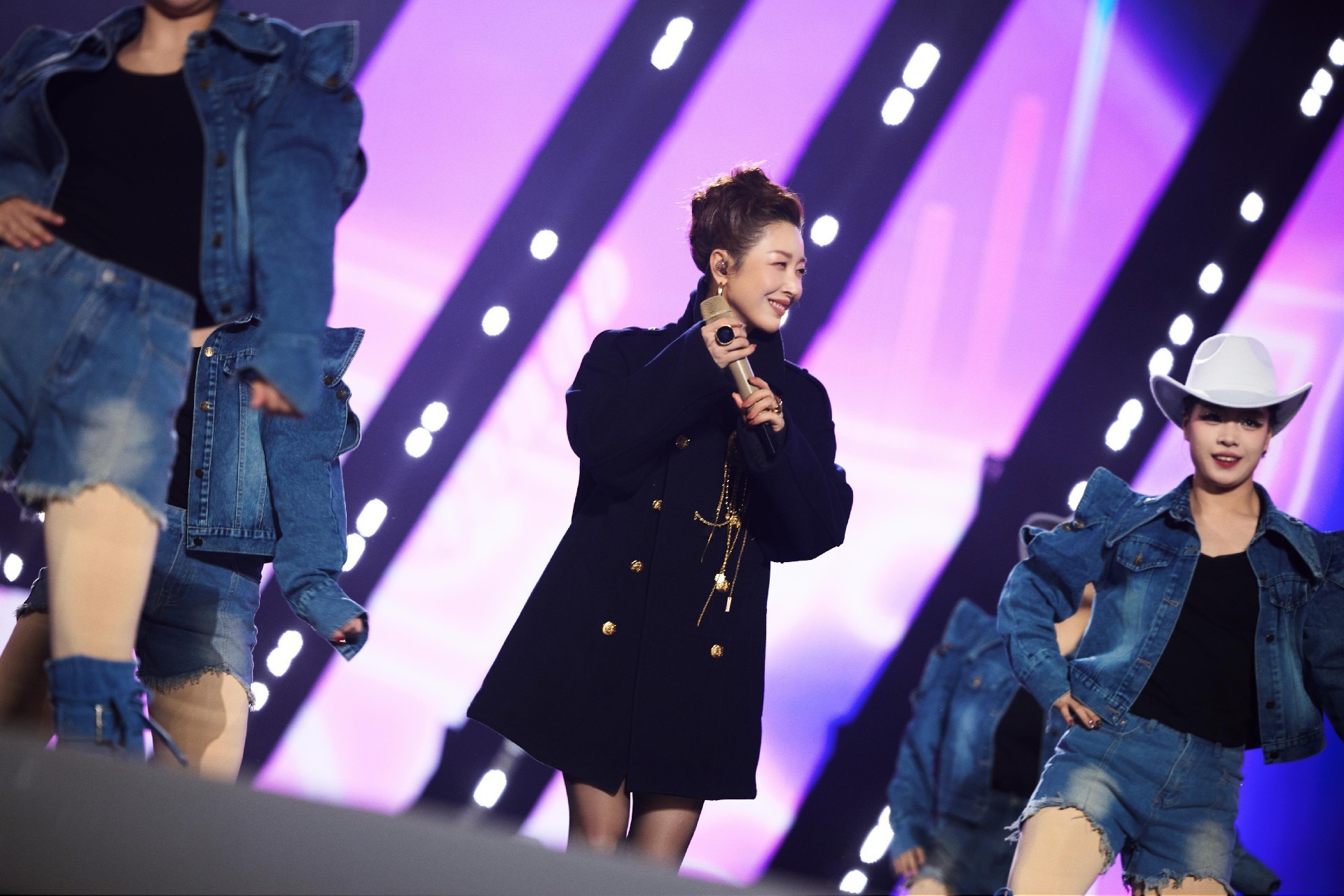 经典焕新声，温暖聚襄阳：孙悦亮相古城晚会引三万观众温情合唱(图3)