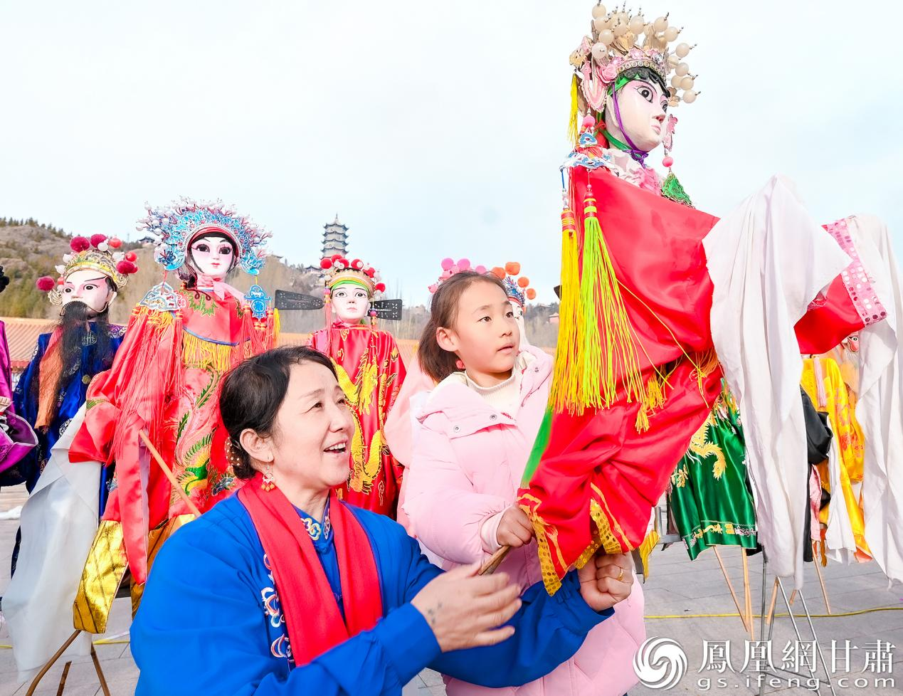 “陇原好物&middot;多彩民俗”非遗农特美食展示展销活动上，永昌木偶戏表演圈粉小朋友。