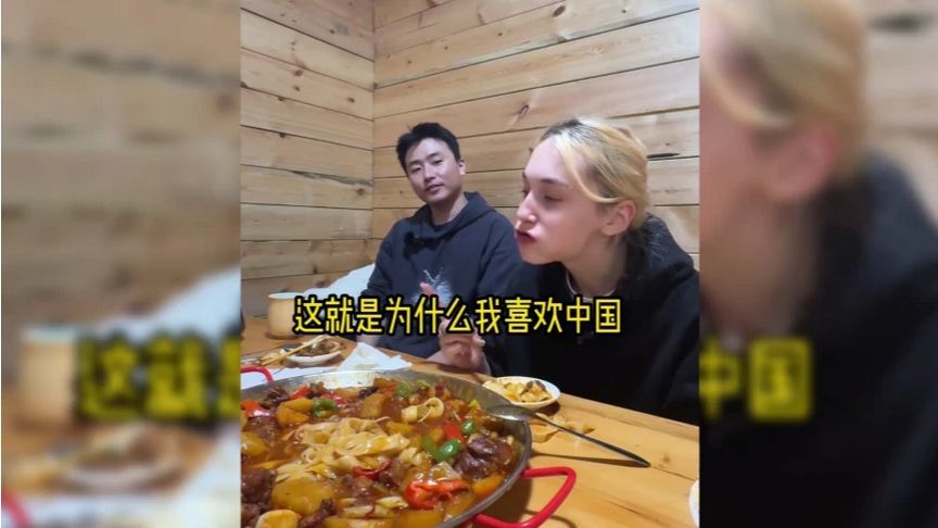 盘点被中餐征服的老外，吃到停不下来，一个人吃一盘