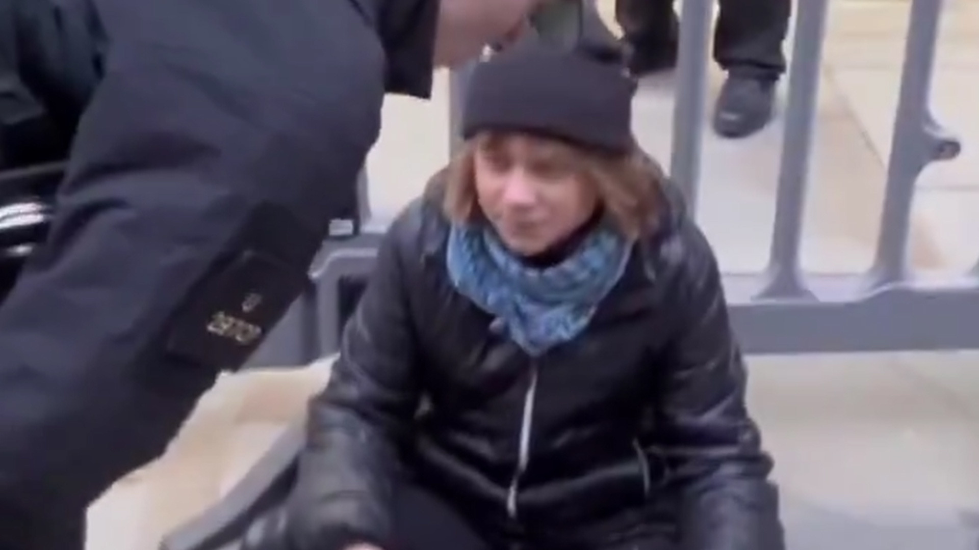 声援撑巴勒斯坦的绝食抗议者，“环保少女”在伦敦又被抓了