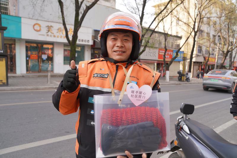 图为骑手和快递员收到“温暖礼包”(通讯员 王三合 摄）