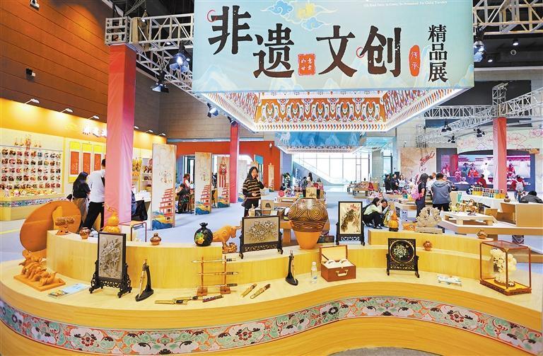 第八届丝绸之路(敦煌)国际文化博览会上,甘肃文旅非遗文创展尽显陇原文化魅力。新甘肃·甘肃日报记者 田蹊