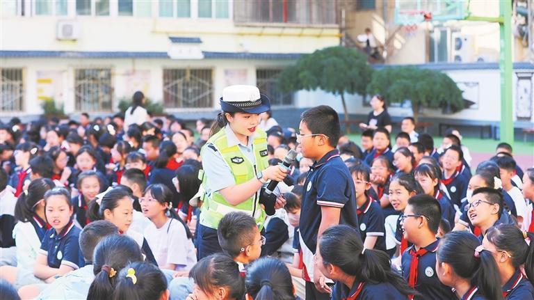 兰州市公安局民警走进城关区秦安路小学开展安全宣传进校园活动　新甘肃&middot;甘肃日报通讯员　张军扬