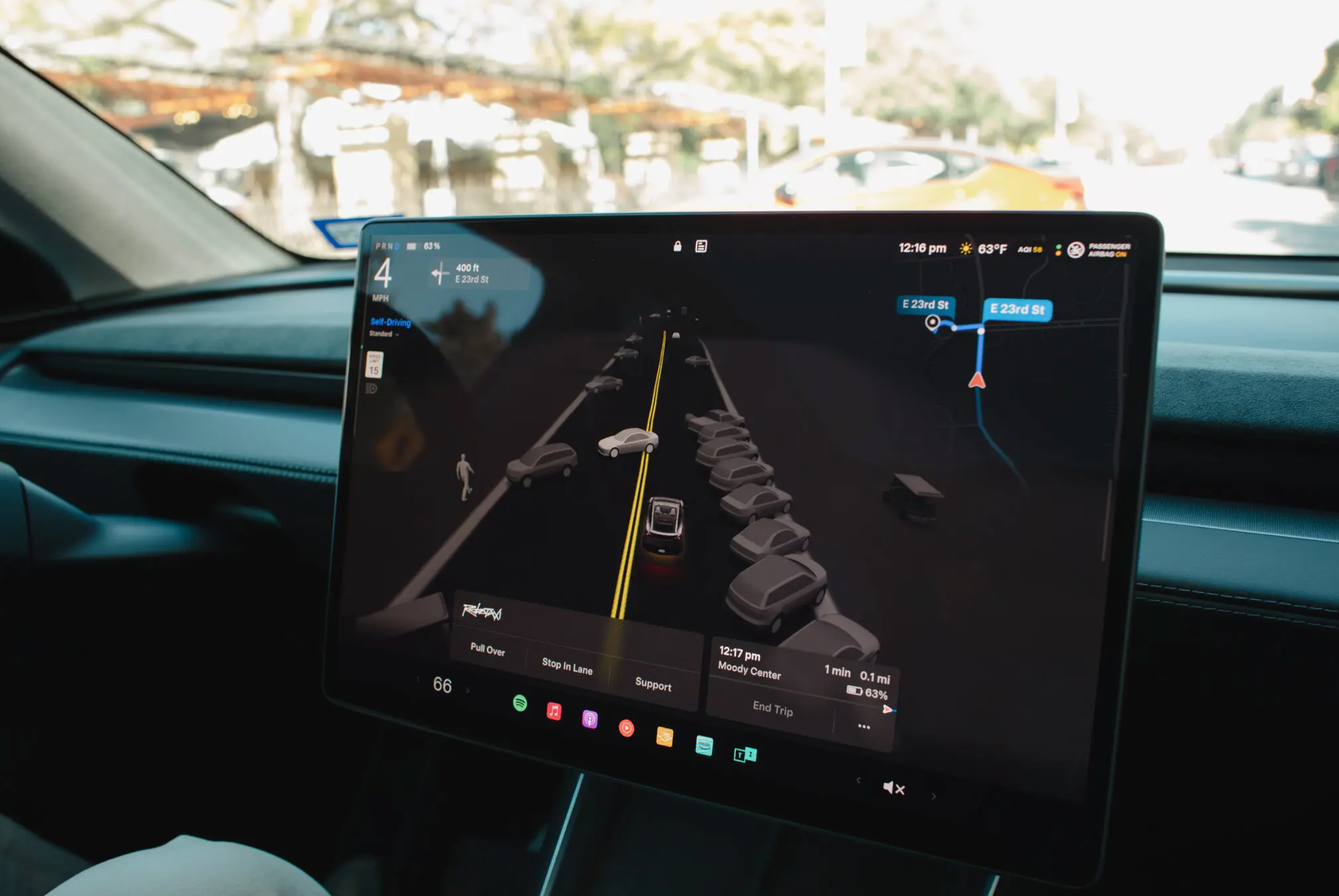 特斯拉自动驾驶出租车中控台