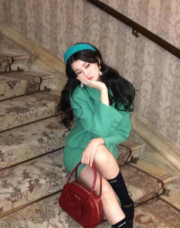 搜狐娱乐讯 近日，久违露面的乔欣分享了自己的生活，她红绿撞色穿搭美照引爆全网。