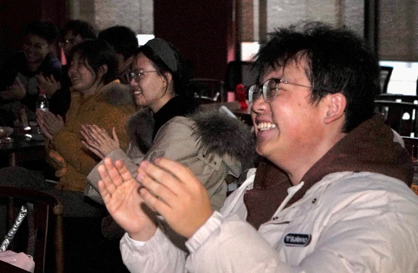 包袱逗得观众开怀大笑