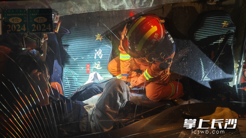 消防人员正在营救被困人员。 均为长沙晚报通讯员 宋云锋 摄