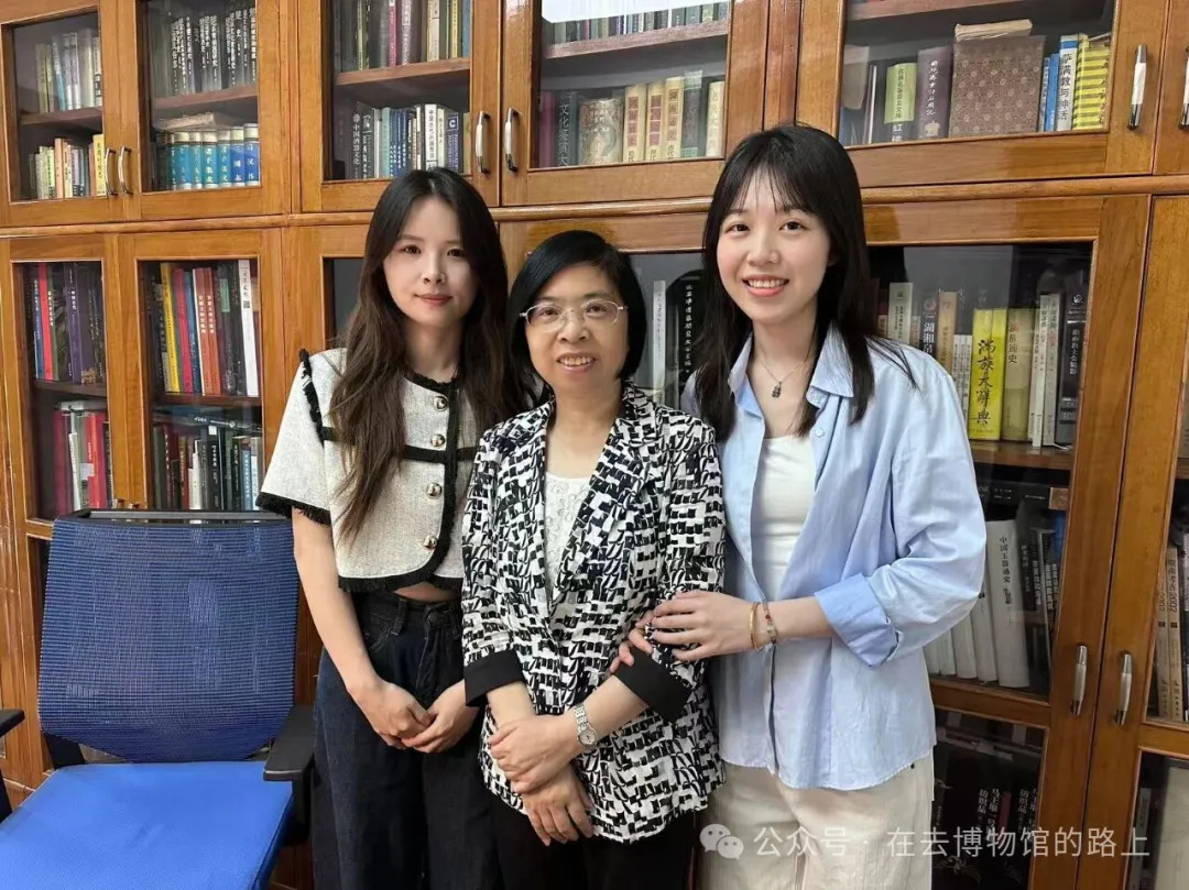 喻燕姣(中)与指导的硕士研究生合影。