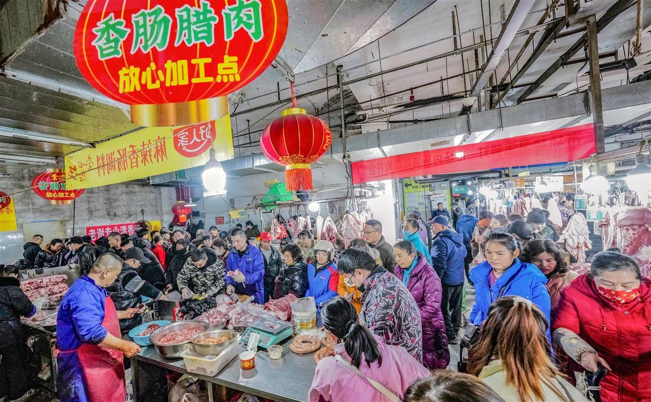热闹的灌香肠现场