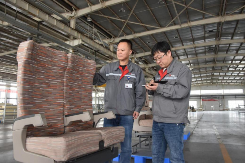 2025年10月10日,唐山华达轨道交通装备有限责任公司的技术人员测试座椅。新华社发