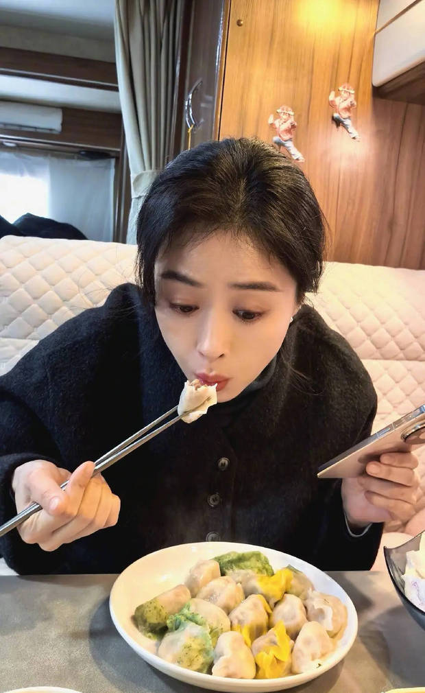 蒋欣开心享用美味饺子！