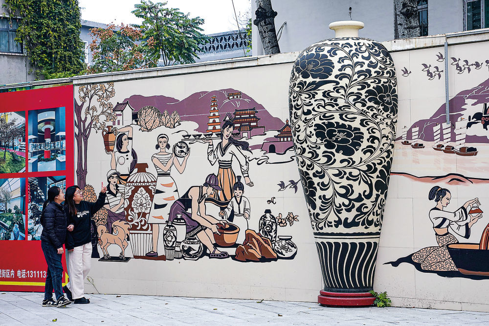 游客在峰峰矿区滏源里磁州窑文化创意街区游玩。新华每日电讯记者赵鸿宇摄