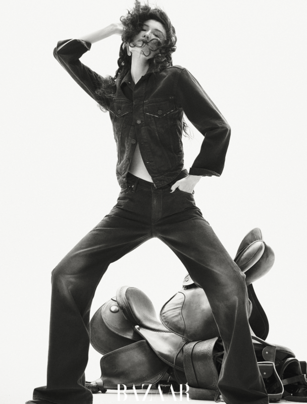 搜狐娱乐讯 12月23日，何穗产后复出为杂志拍摄封面，回应怀孕停掉的工作会不会有遗憾？她说做完决定就不再后悔了：“这不是取舍的问题”，“不存在为什么放弃或牺牲了别的什么。”回应是否想再去走秀，她说不抗拒，但目前出差、过夜会担心很想宝宝：“暂时不想让这种矛盾的事情发生。”