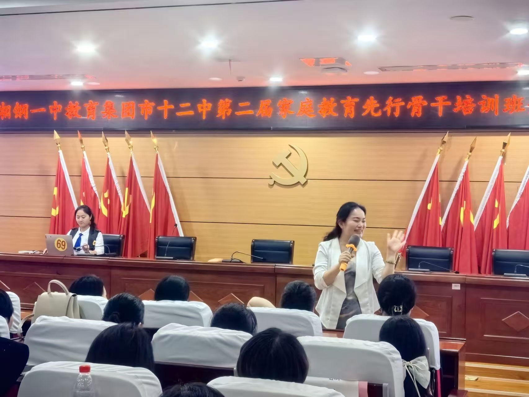 学校课题组聘请中国人口促进会家校社共育委员会委员，国家二级心理咨询师，家庭教育资深主体课教师潘湘姿到校授课。