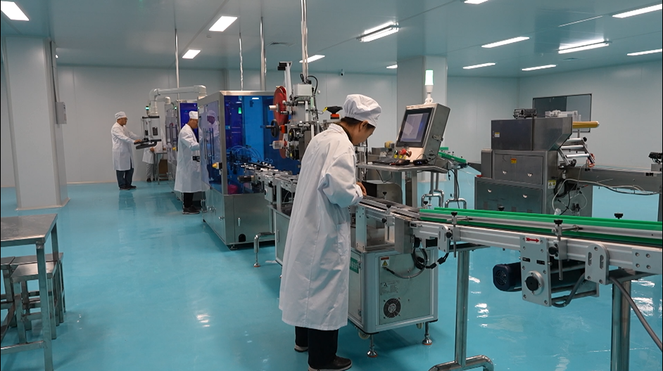 黑龙江显东药业有限公司生产车间进行调试中