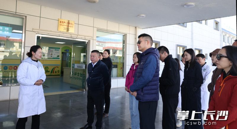 日前，长沙人大一行到贡嘎县中心医院的高原产儿协同中心调研考察。