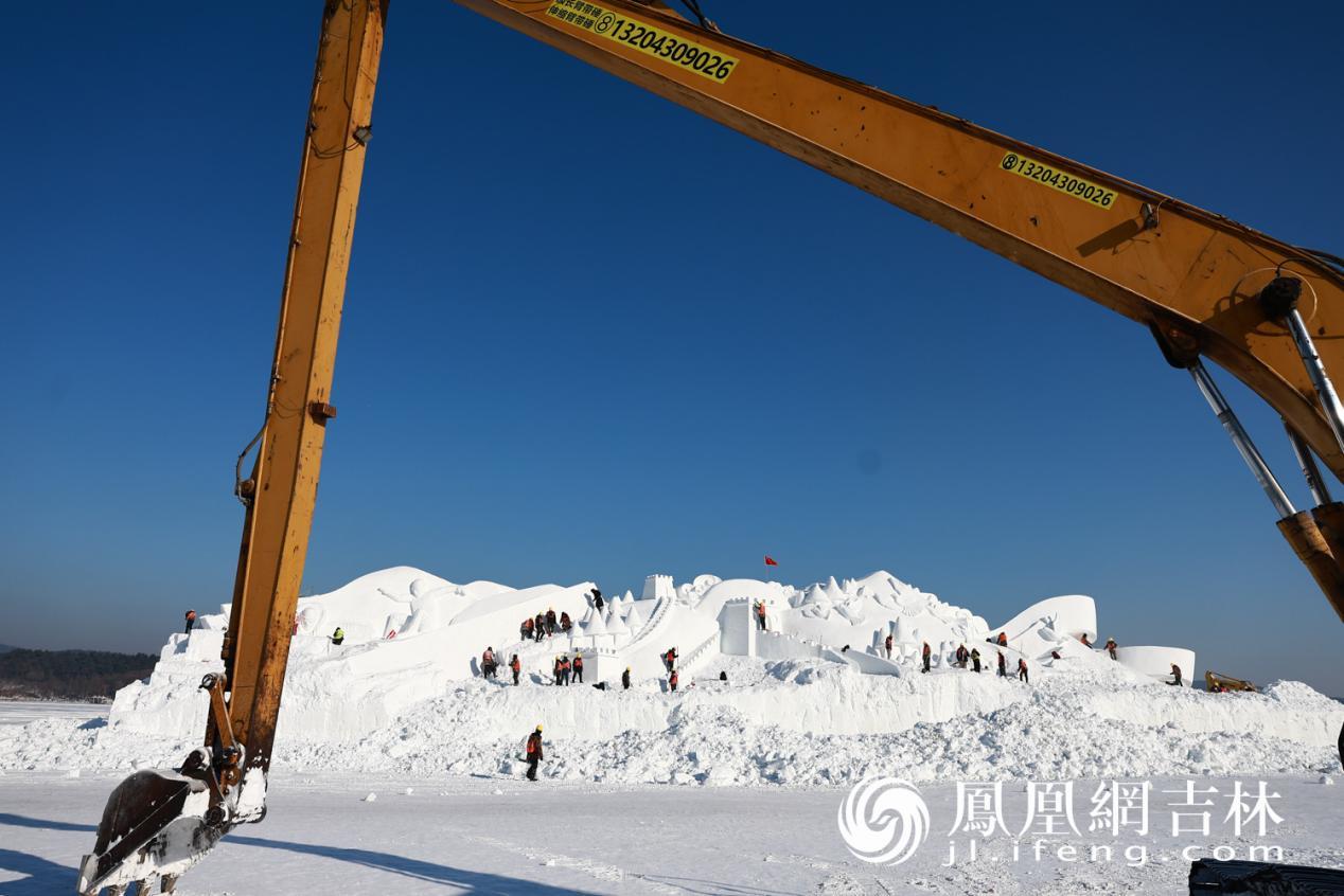 净月潭现场一片建设火热场景。