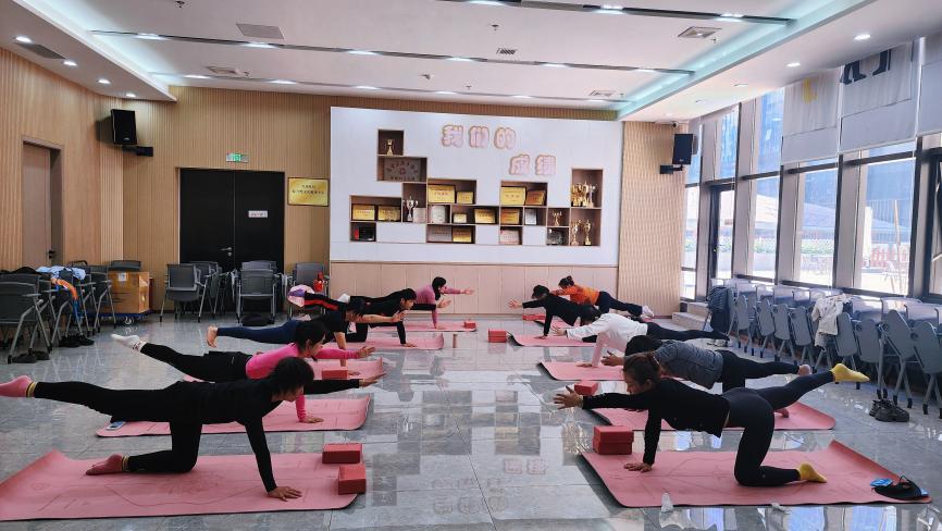 劳动社区开设“志愿者能量站”瑜伽小组，为社区达人注入“心”动力