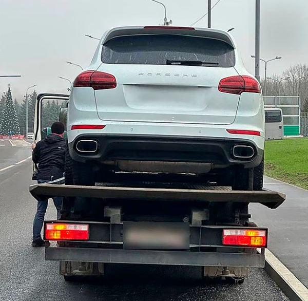 近期有大量在俄罗斯的西方豪车，如保时捷等因不明原因被锁死。