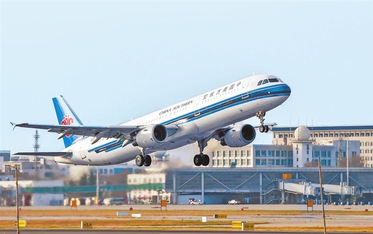 鄭州新鄭國際機場密織的“空中絲路”，架起了中原融入世界的一座座“空中橋梁”。 資料圖片 徐聰 攝