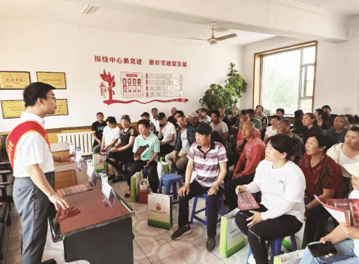 吉林市多家农商行推进银农对接，银行专员向农民讲解贷款政策。